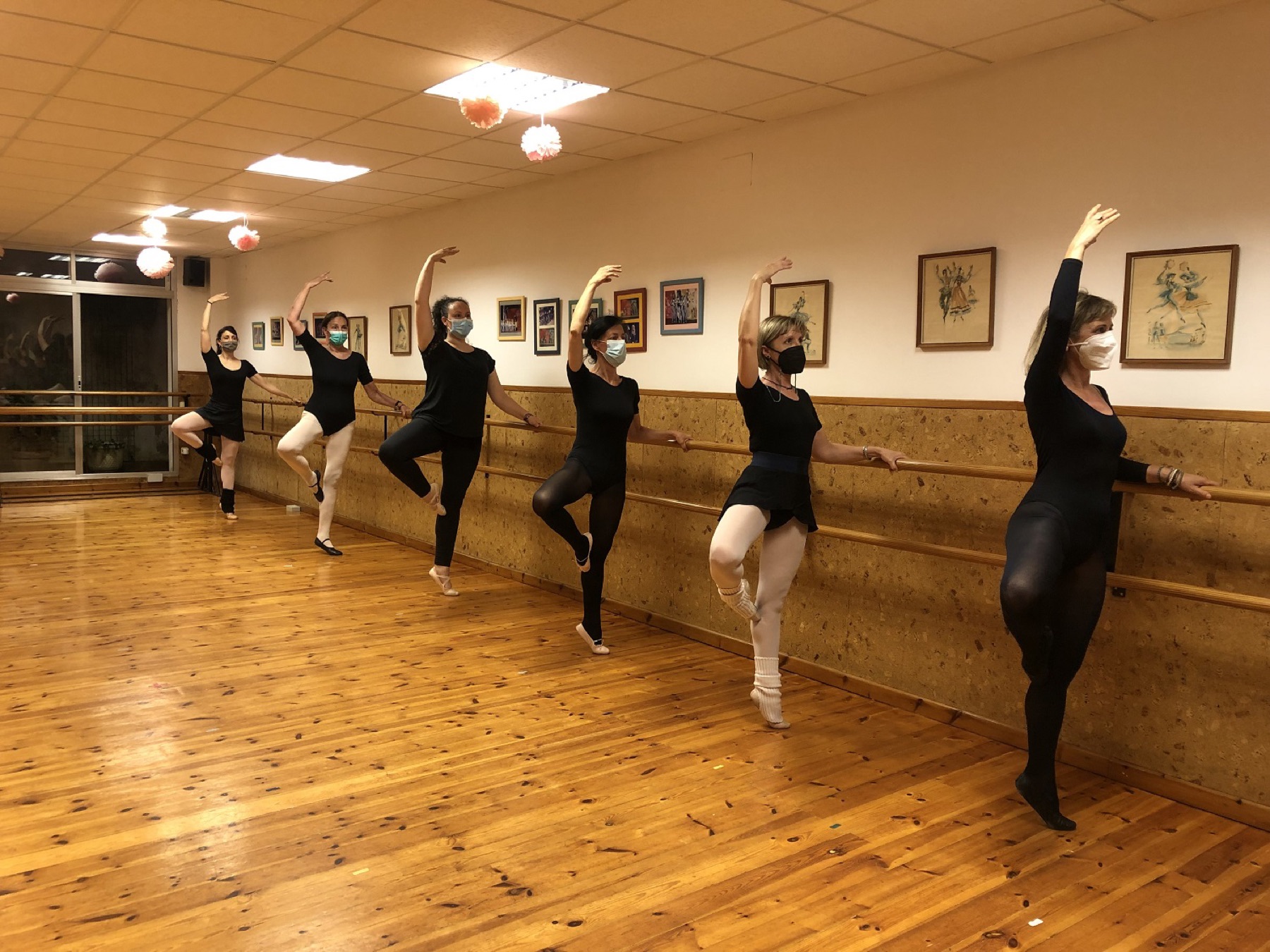 Alumnes treballant a la barra a la sala d’assaig