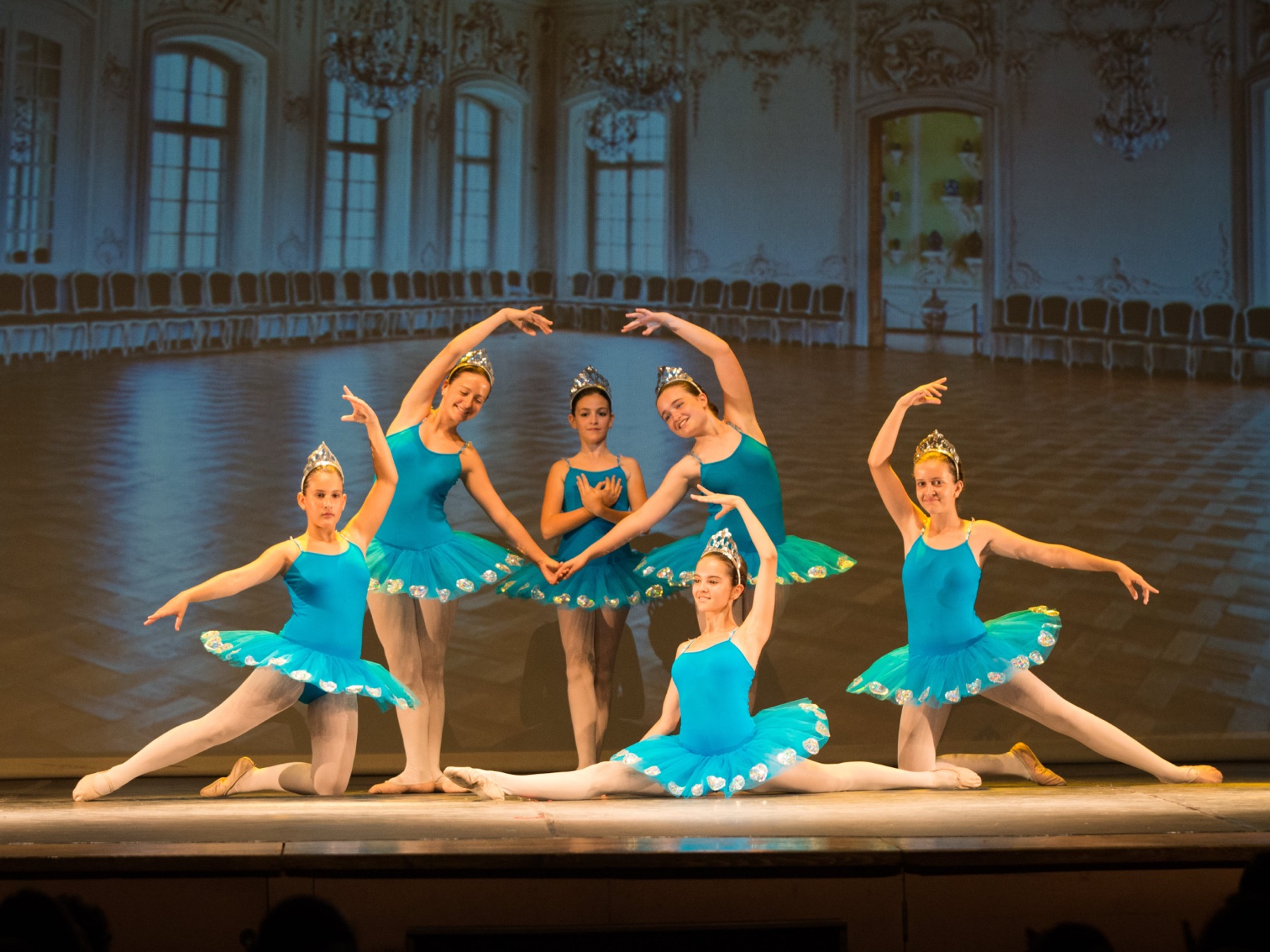 Alumnes amb tutús blaus a la Mostra de Dansa